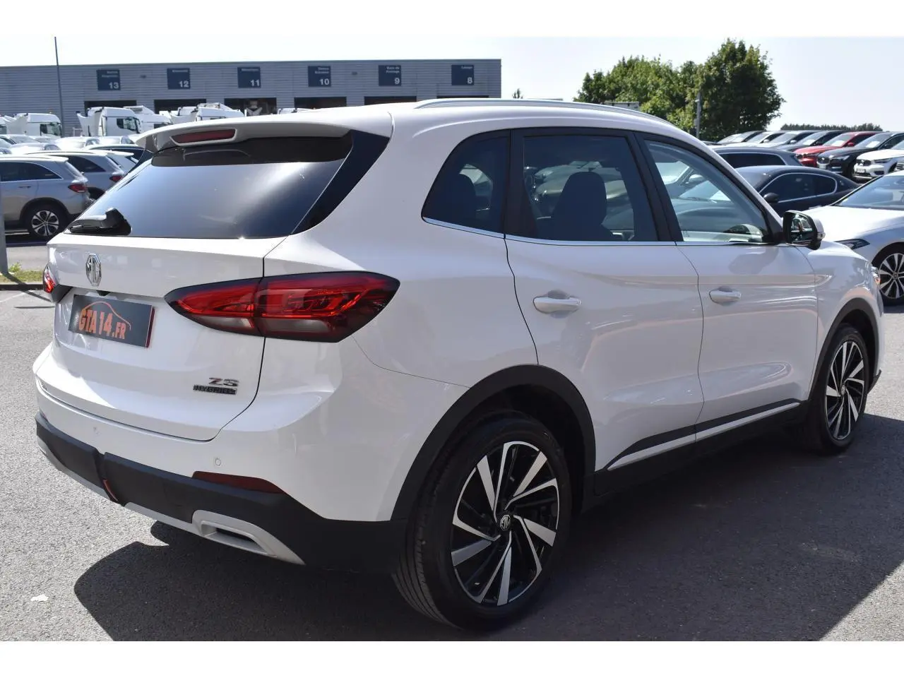 Vue 3/4 arrière droite du MG ZS blanc 2026 avec jantes alliage 18 pouces et feux arrière LED distinctifs.