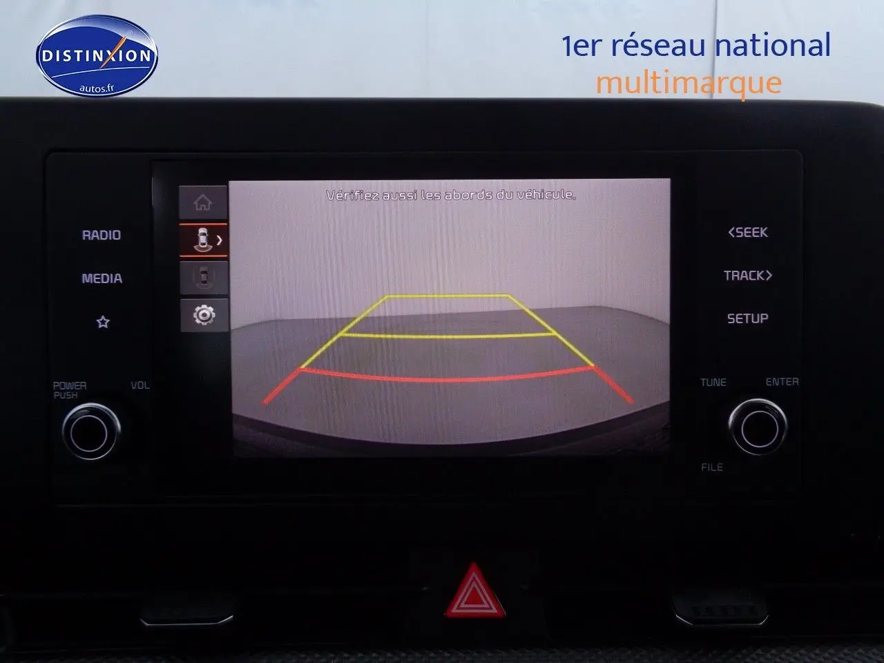 Écran de caméra de recul du Kia Sportage 2022 affichant les lignes de guidage en intérieur noir.