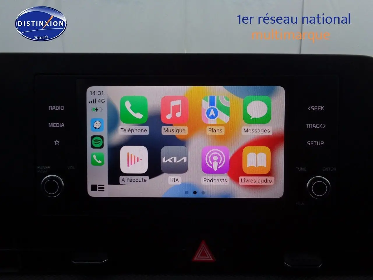 Écran tactile central du Kia Sportage 2022 affichant les applications connectées, avec commandes autour en noir mat.