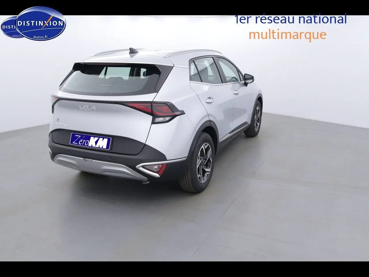 Vue 3/4 arrière droite du KIA Sportage gris acier métal 2022 avec feux arrière LED et jantes bicolores.