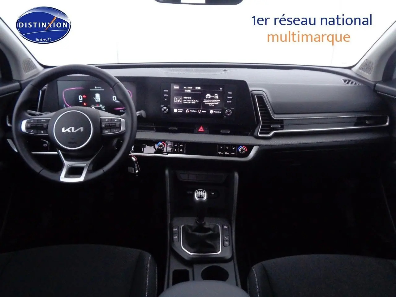Vue intérieure du tableau de bord et volant du KIA SPORTAGE 2022, avec boîte manuelle et écran central tactile.