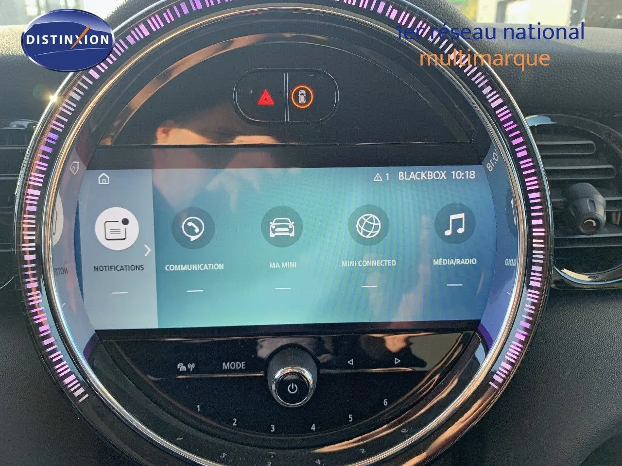 Tableau de bord circulaire de MINI 2023 avec écran tactile et anneau lumineux violet, ambiance intérieure moderne