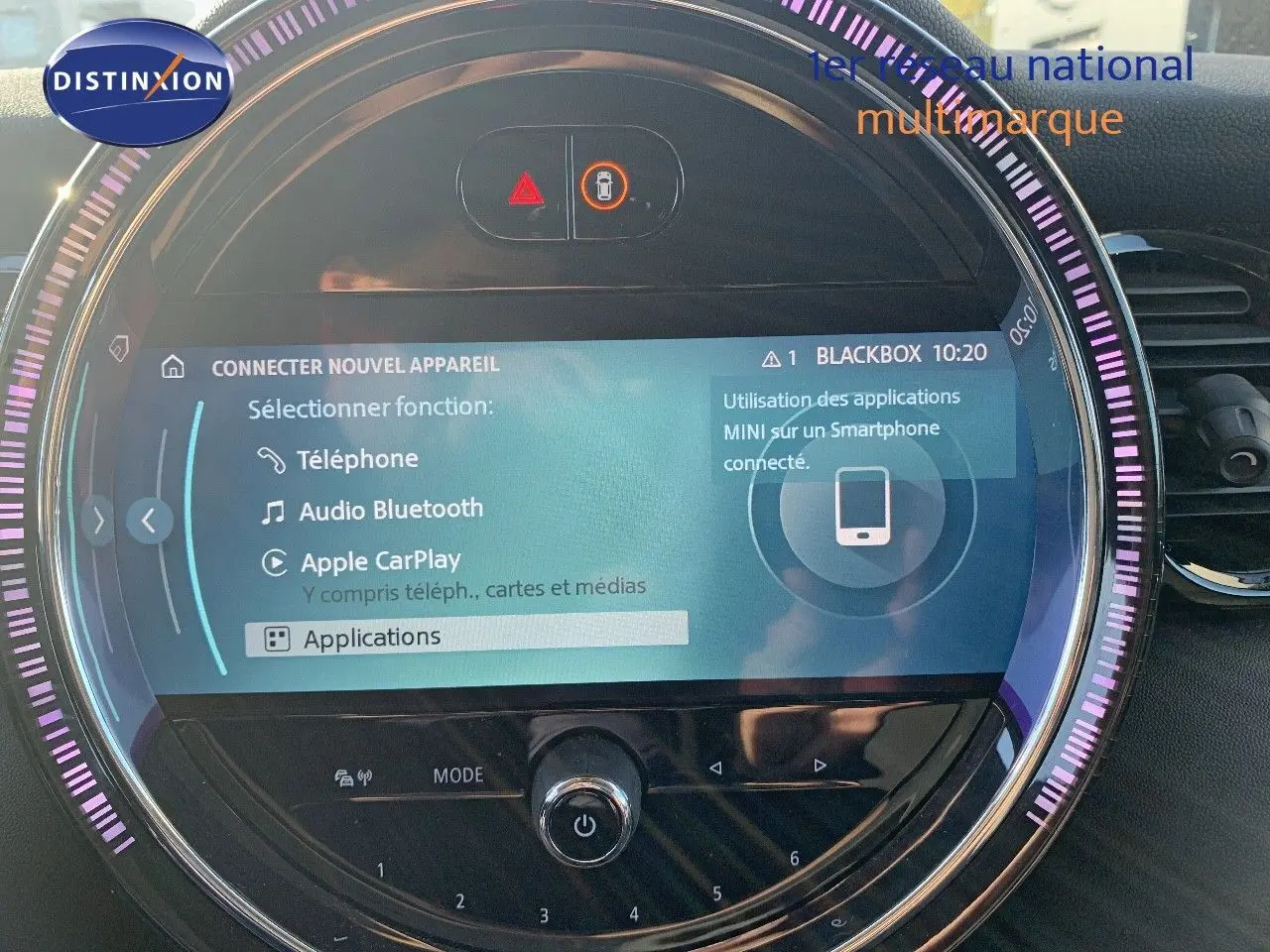 Écran central rond du tableau de bord de la MINI rouge chili 2023, affichant les options de connexion smartphone.