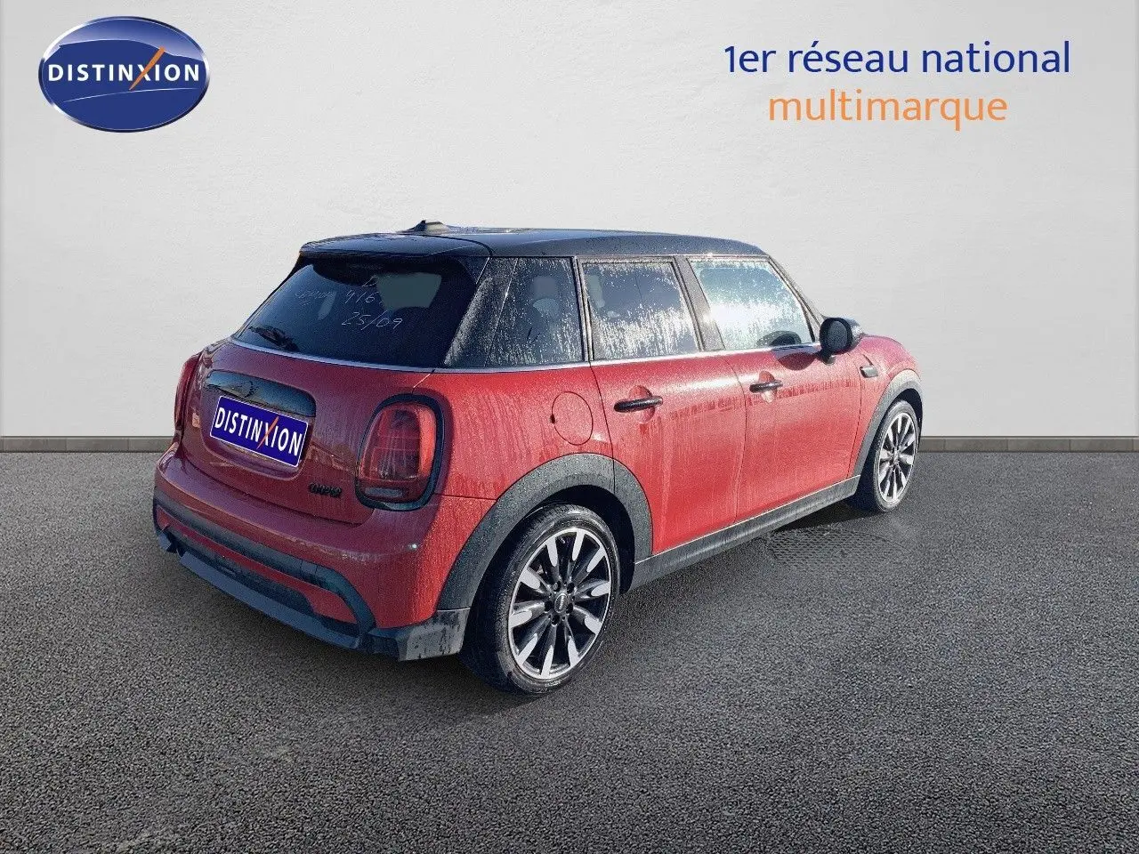 MINI 1.5 136CH rouge chili vue 3/4 arrière droit avec toit noir et jantes alliage biton