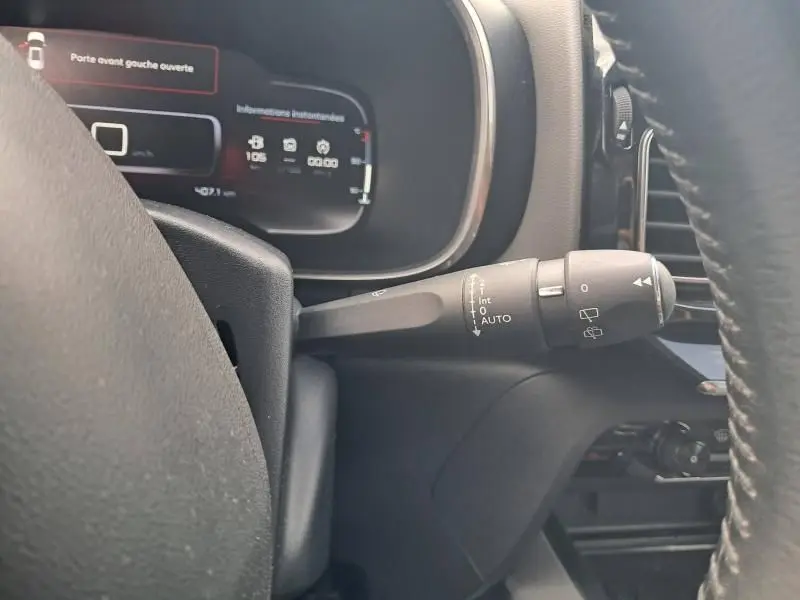 Gros plan sur la manette d'essuie-glace du tableau de bord d'un Citroën C5 Aircross blanc 2019, version HDi 130 Shine.