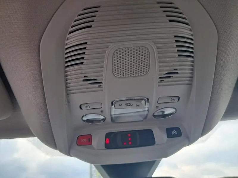 Plafonnier intérieur du Citroën C5 Aircross blanc 2019, avec commandes d'éclairage et bouton SOS visibles.