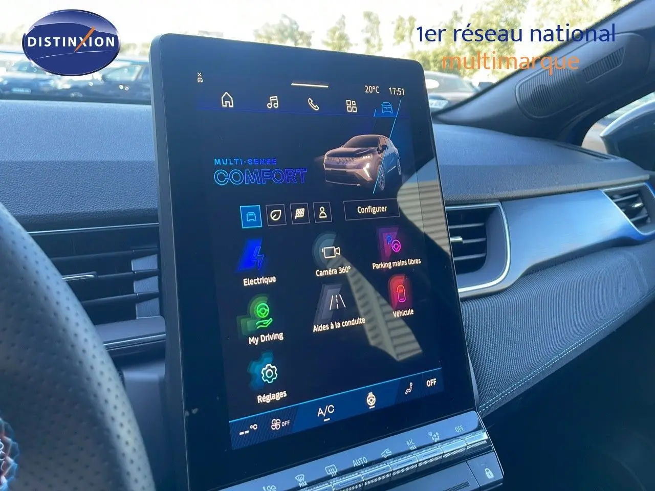 Écran tactile central affichant les réglages de conduite du Renault Symbioz 2025, intérieur moderne et épuré.