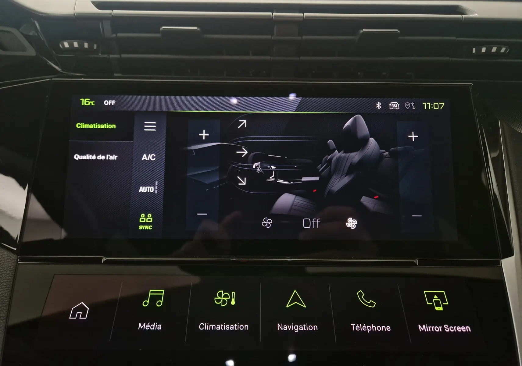 Écran tactile intérieur du tableau de bord de la Peugeot 308 2025, affichant les réglages de climatisation et sièges noirs.