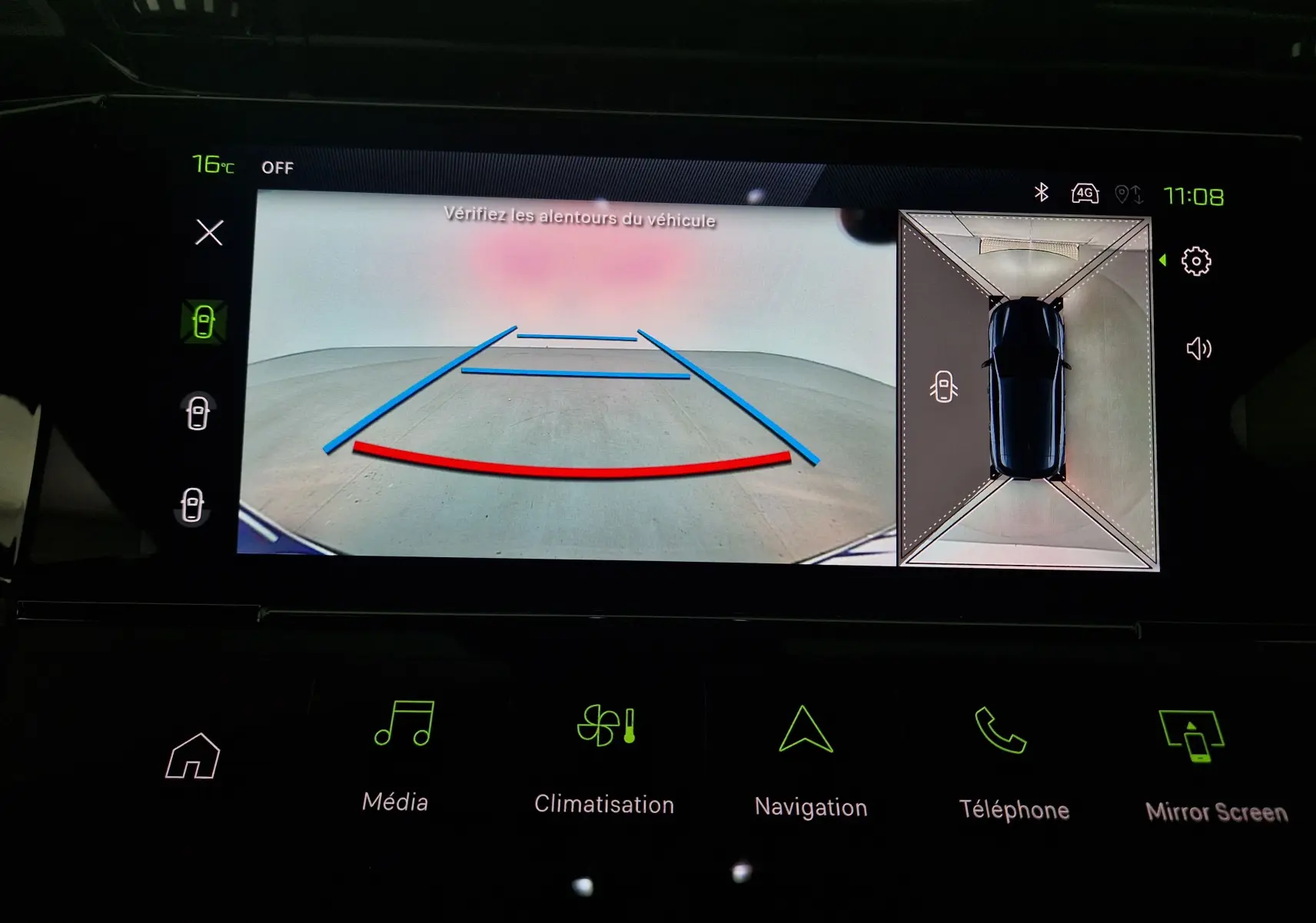 Écran intérieur de la Peugeot 308 blanc Okenite montrant la caméra de recul et la vue 360 degrés du véhicule.