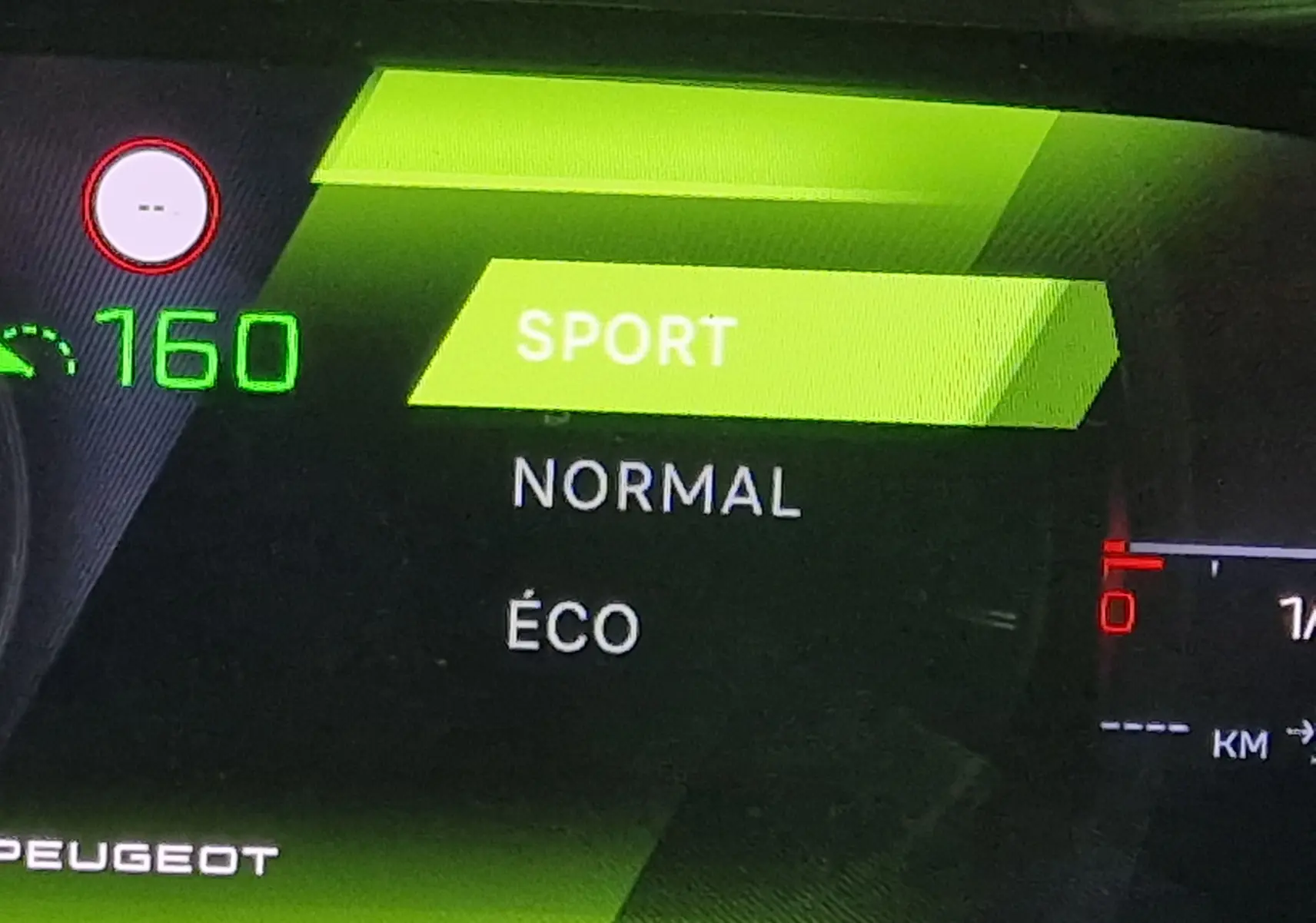 Affichage numérique du tableau de bord de la Peugeot 308 2025 montrant le mode de conduite Sport en vert.