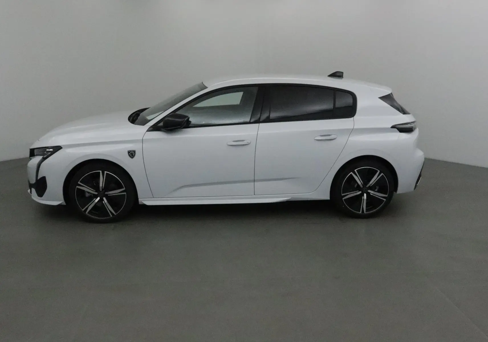 Peugeot 308 blanc Okenite vue de profil côté gauche, avec jantes alliage noires et vitres teintées.