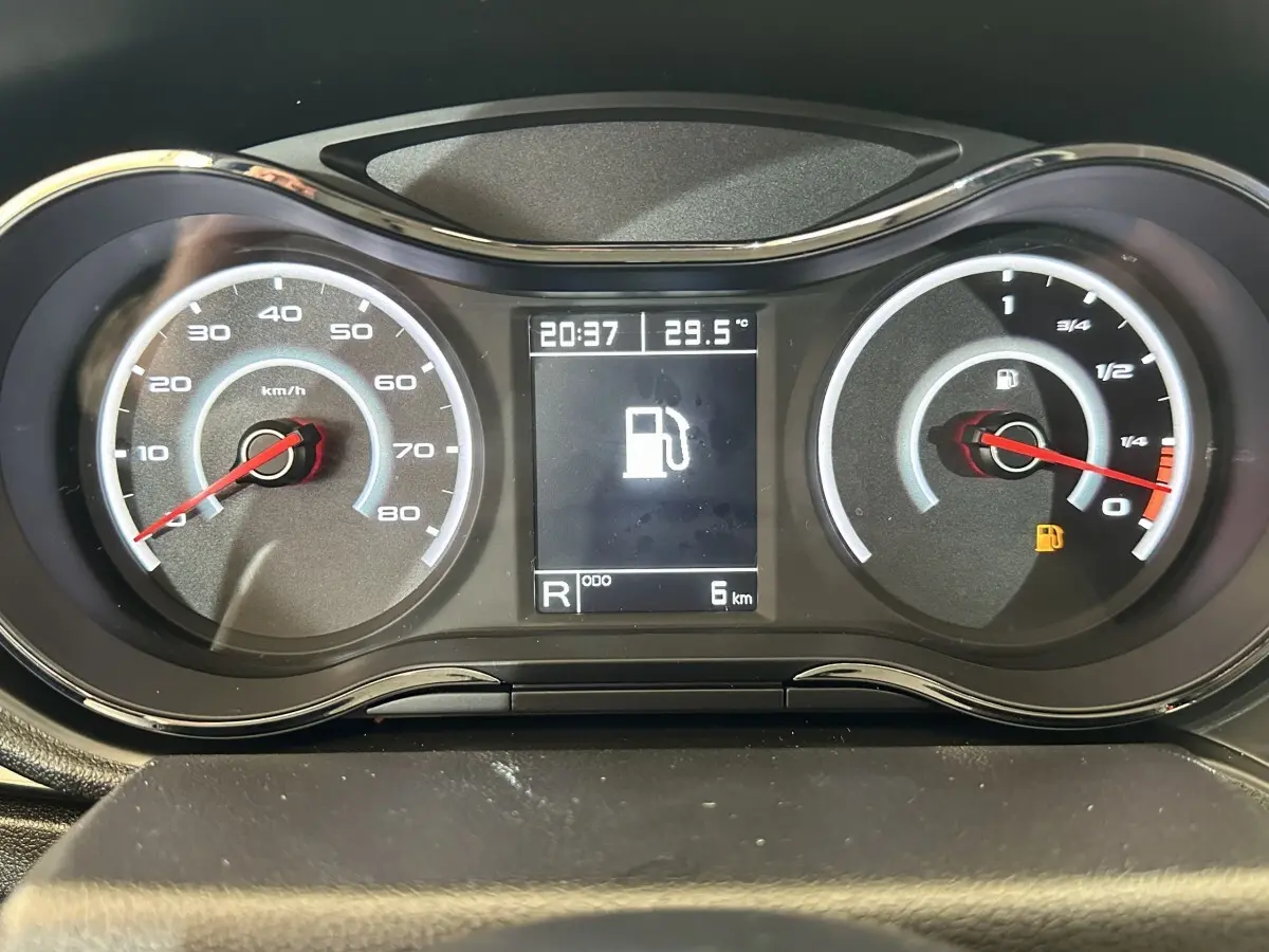 Vue rapprochée du tableau de bord de l'AIXAM AMBITION 0.5 CITY SPORT 2026 montrant vitesse, jauge carburant et écran central.