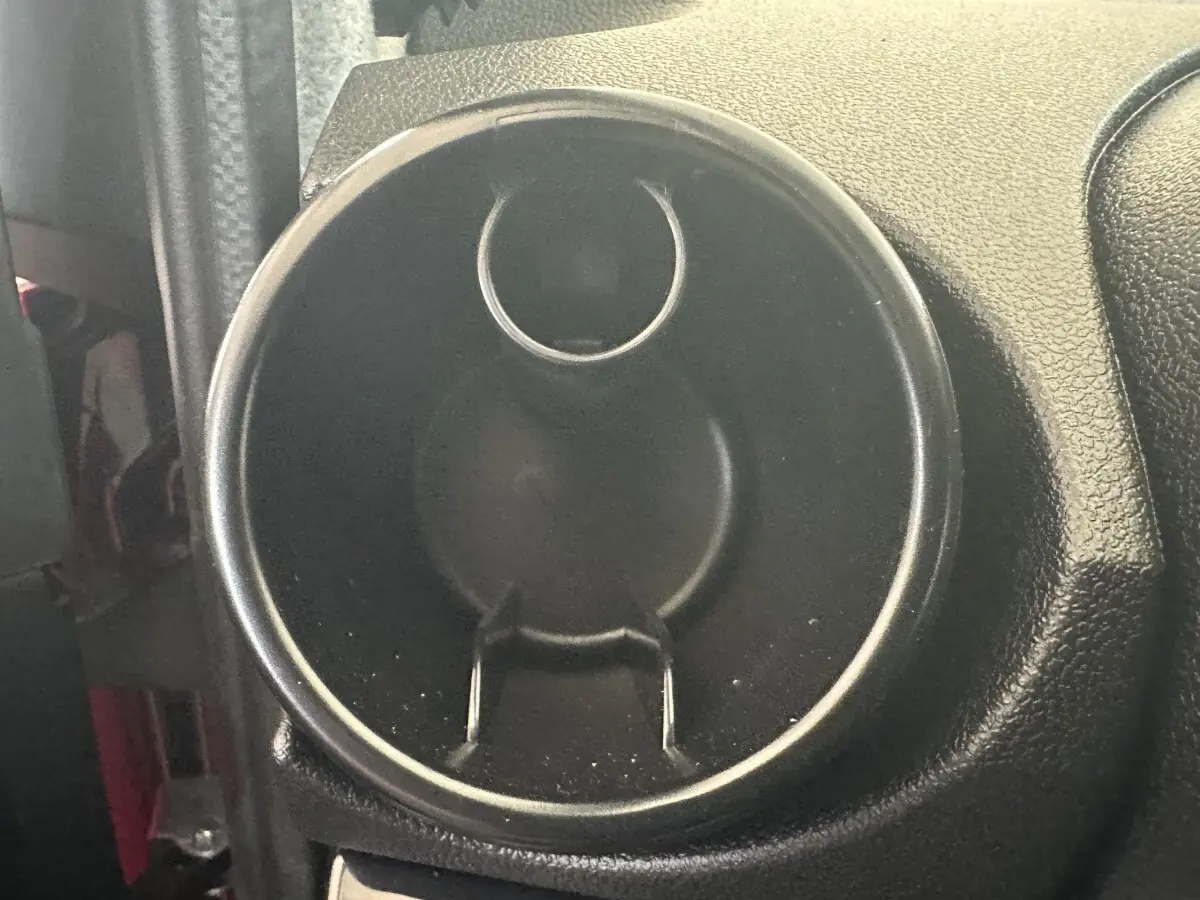 Détail du diffuseur d'air noir dans l'habitacle de l'AIXAM AMBITION 0.5 CITY SPORT rouge, vue rapprochée intérieure.