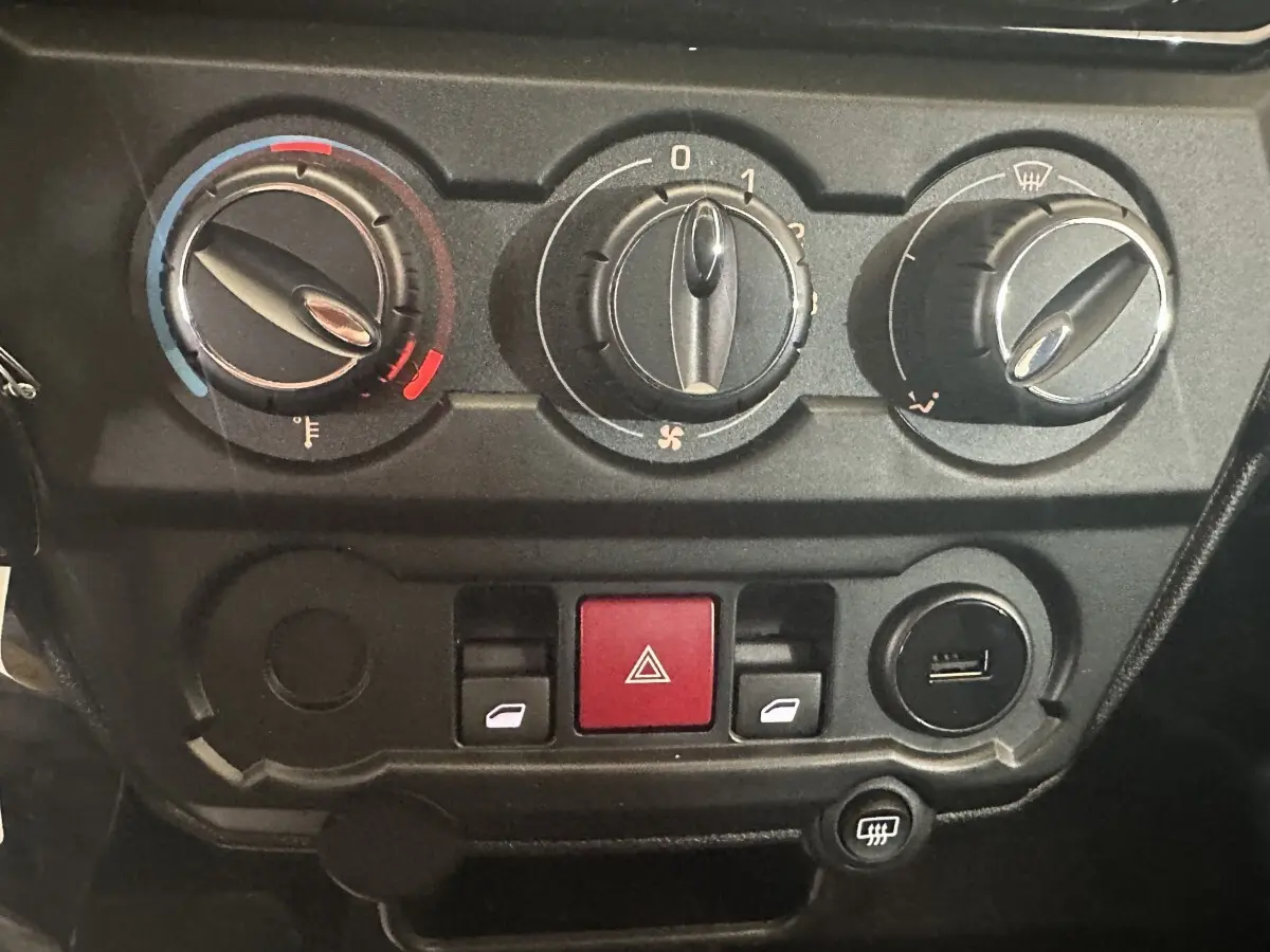 Vue rapprochée des commandes de climatisation et des boutons de l’AIXAM AMBITION 0.5 CITY SPORT 2026, intérieur noir.