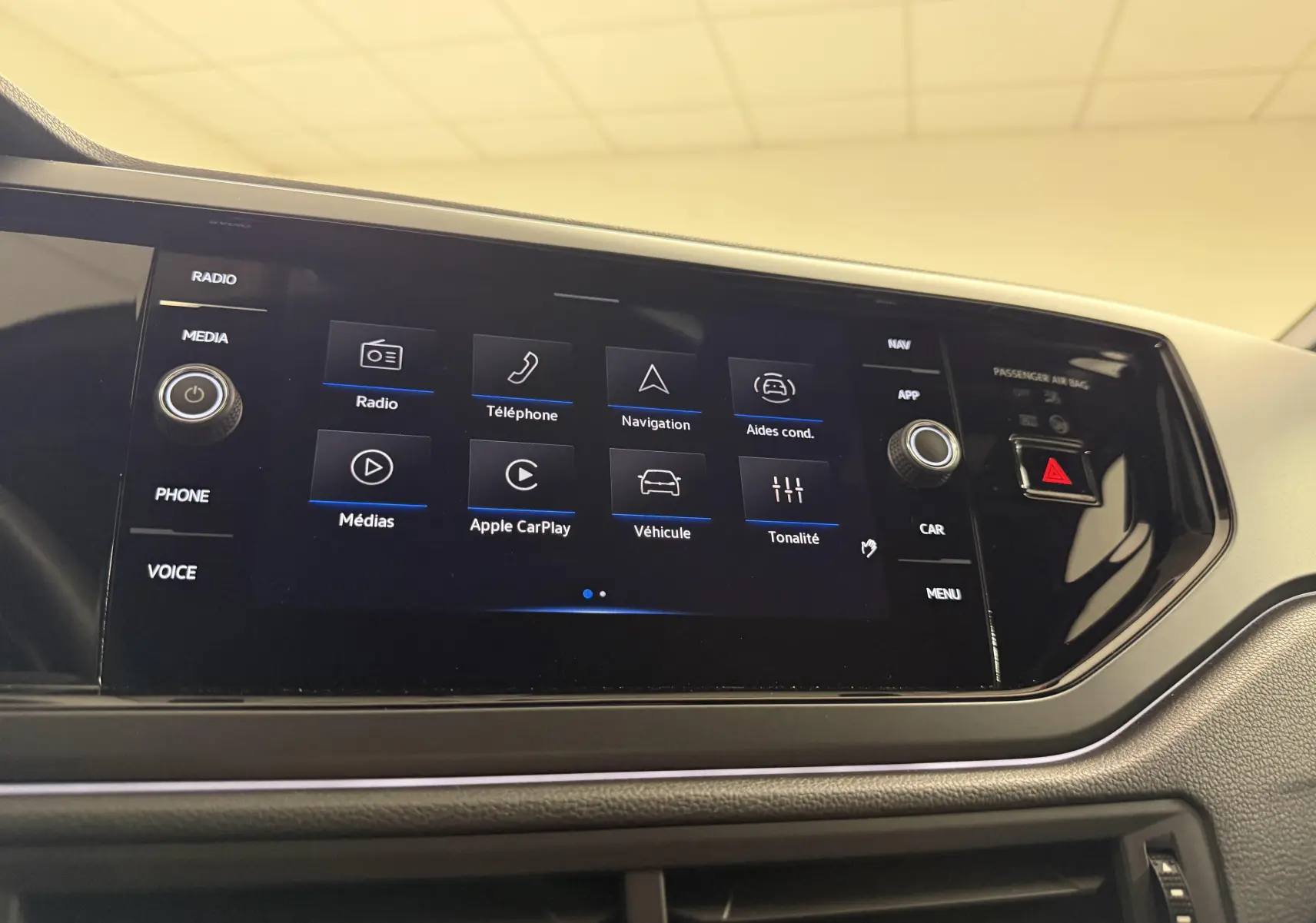 Tableau de bord du Volkswagen Taigo 1.5 TSI 150 DSG7 R-Line Edition avec écran tactile central et commandes autour.