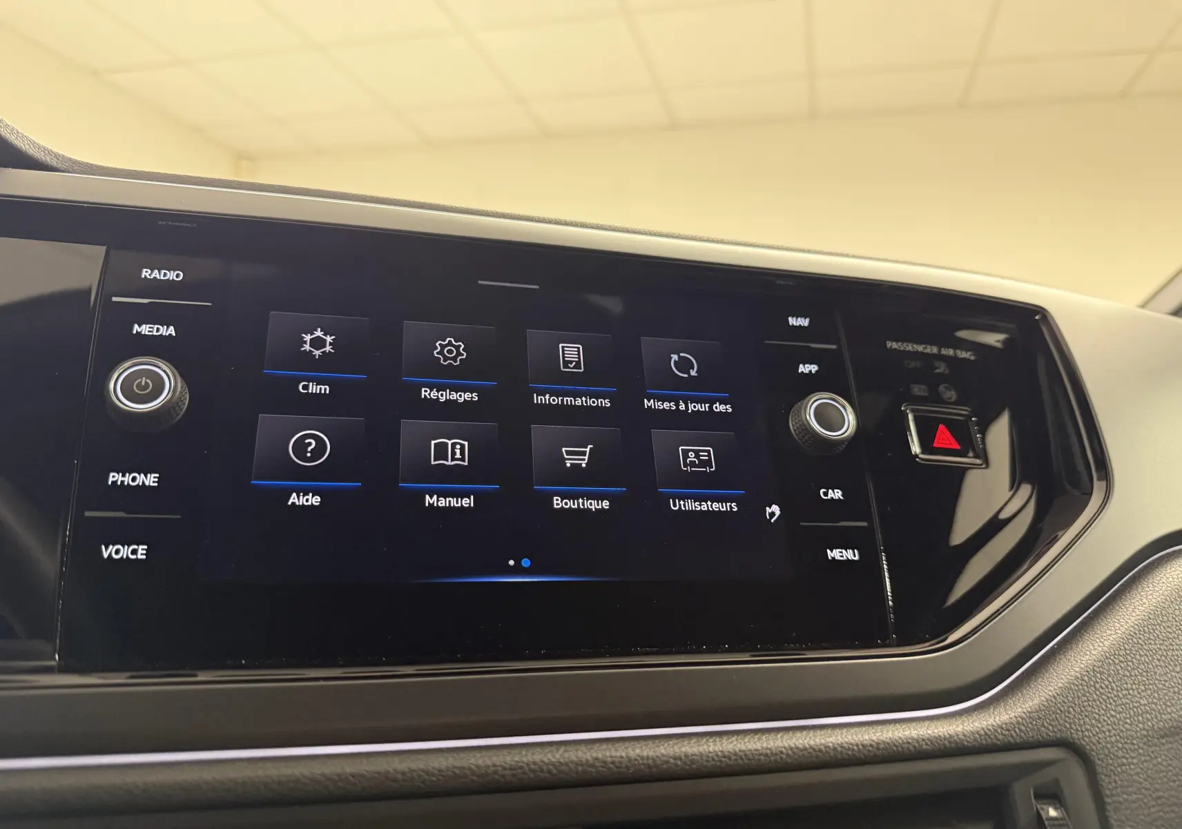 Écran tactile central du Volkswagen Taigo 2025, affichant le menu principal avec finition R-Line et tableau de bord noir.