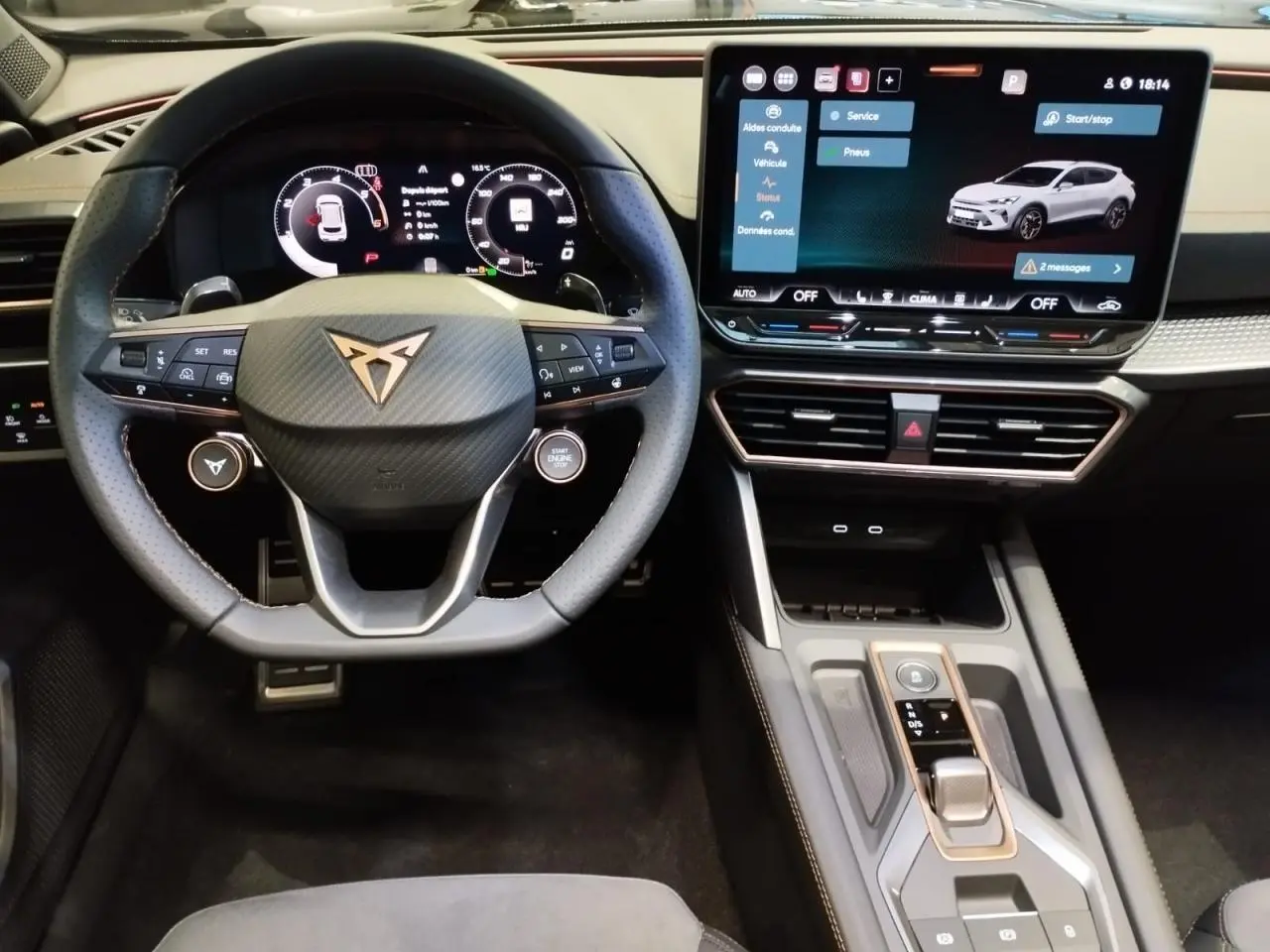 Vue intérieure centrée sur le volant Cupra et l'écran tactile HD 12,9'' du tableau de bord du Formentor noir métal.