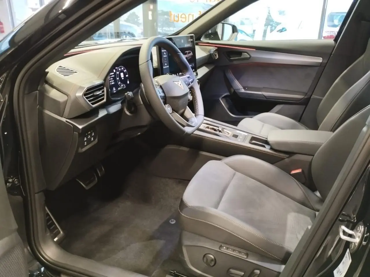 Intérieur avant droit du CUPRA Formentor noir métal 2026, sièges suédine et tableau de bord digital.