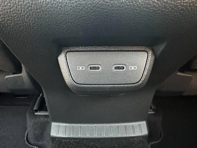 Prise USB double type C arrière sur console centrale noire du Volkswagen T-Cross argenté 2026 R-Line.