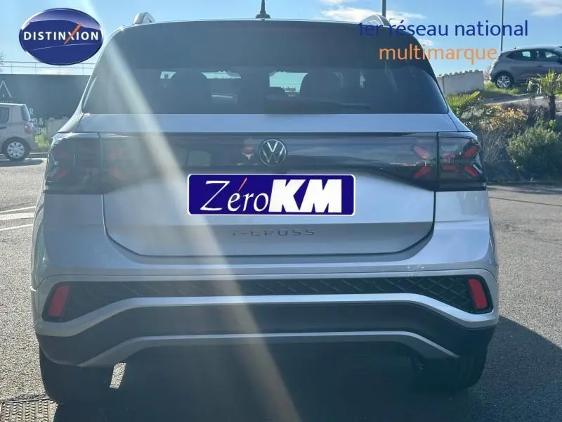 Vue arrière d'un Volkswagen T-Cross argenté 2026 avec logo VW et feux arrière LED distinctifs.