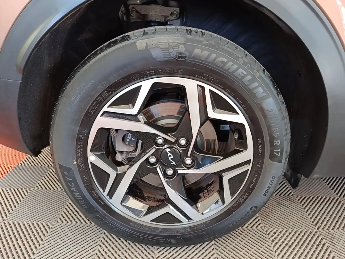 Gros plan sur la roue avant droite beige du Kia Sportage 2022 avec jante alliage et pneu Michelin.