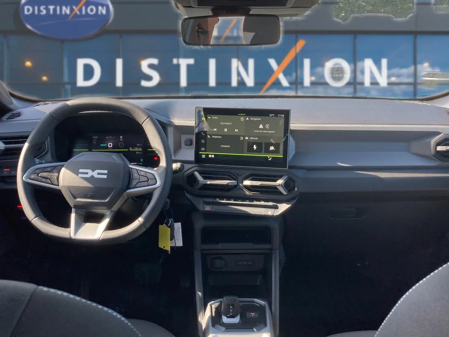 Vue intérieure avant du Dacia Duster 2026 avec tableau de bord moderne et écran tactile central.