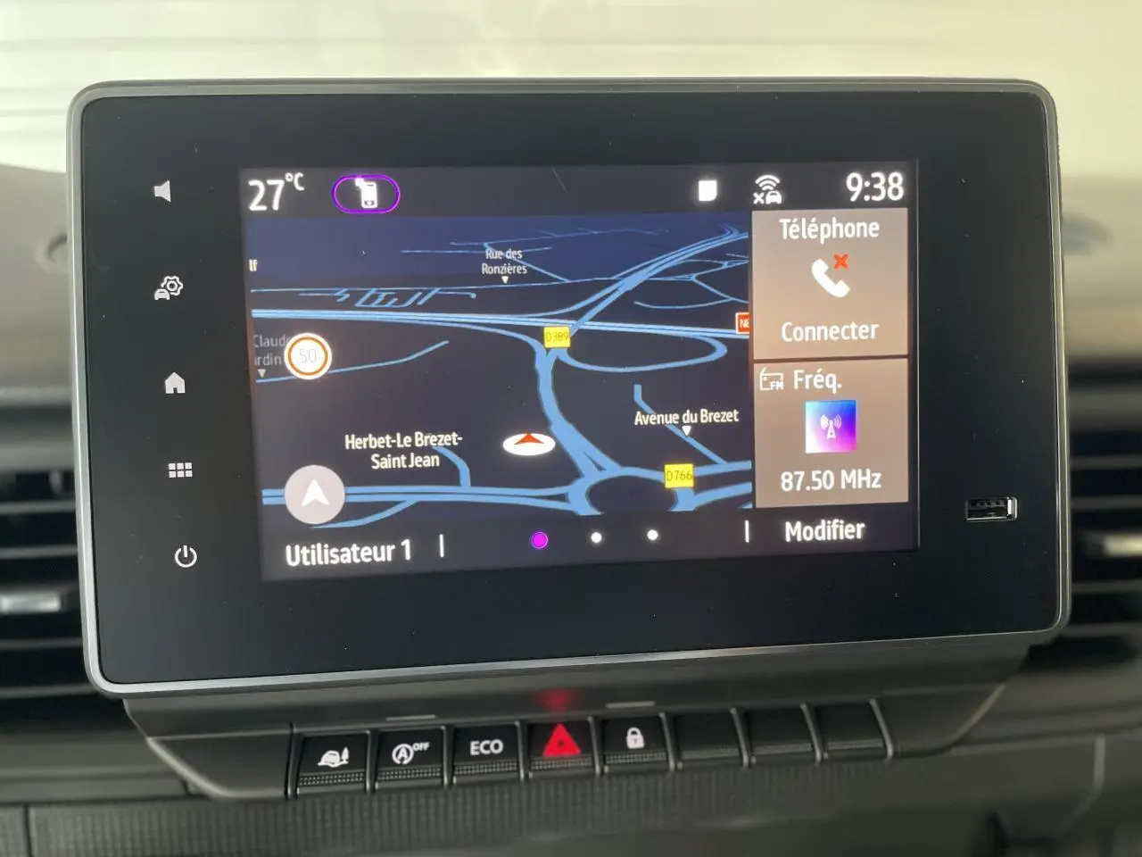 Écran tactile Easy Link 8 pouces du Renault Trafic Fourgon en mode navigation avec options connectées visibles