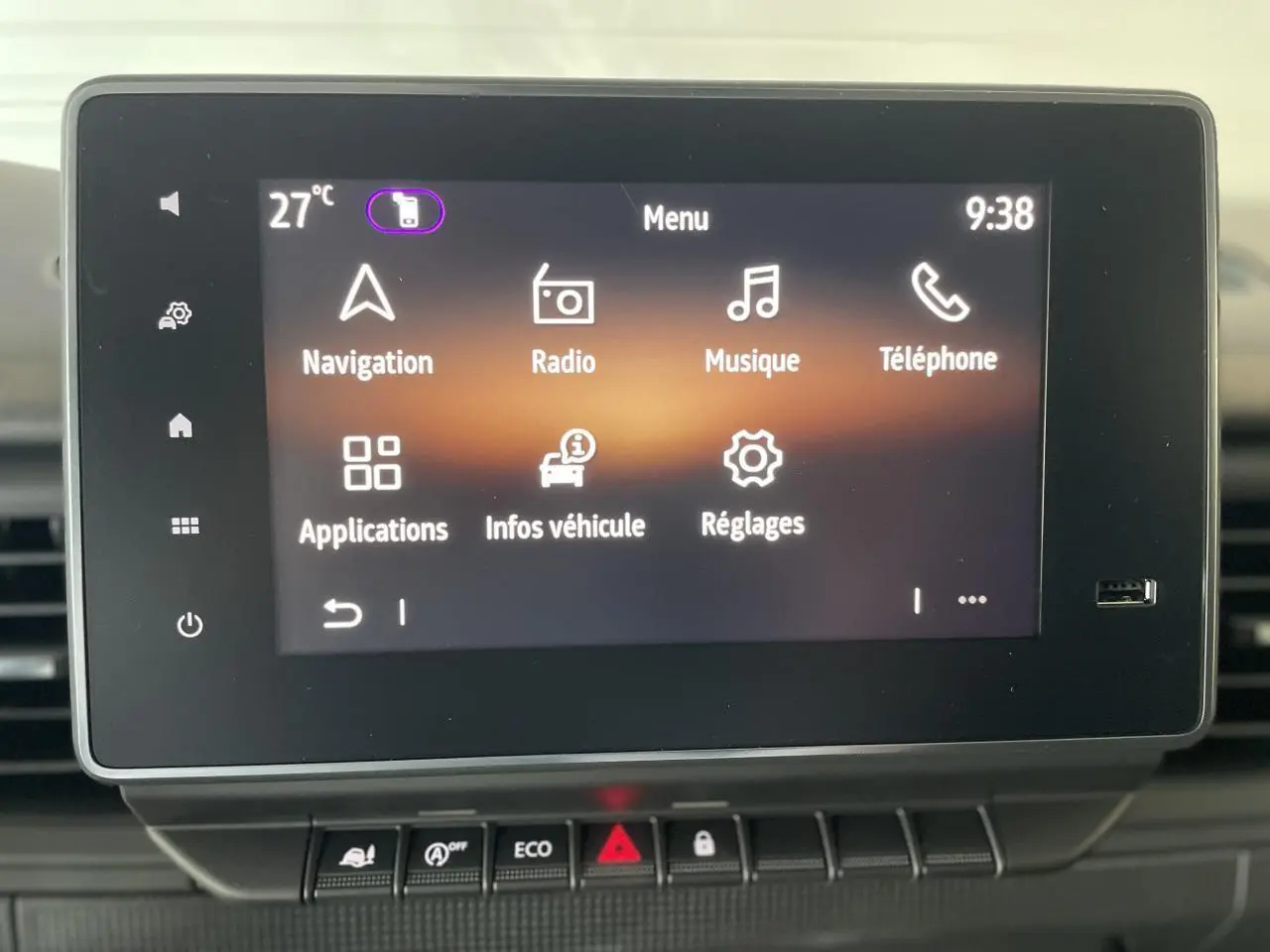 Écran tactile multimédia Easy Link 8 pouces du Renault Trafic Fourgon, affichant le menu principal avec navigation et radio.