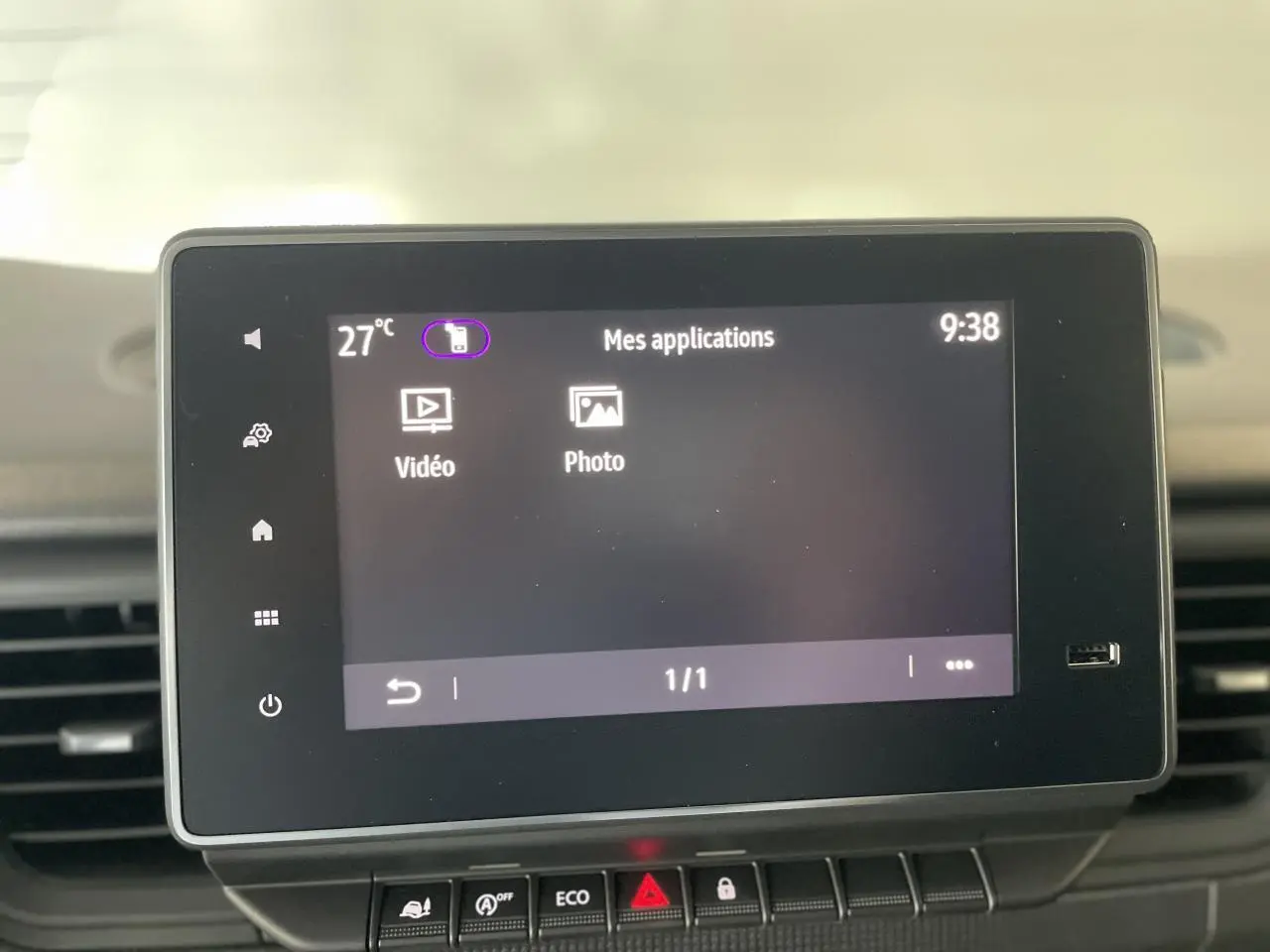 Écran tactile Easy Link 8 pouces du Renault Trafic Fourgon gris Comète, affichant les applications vidéo et photo.