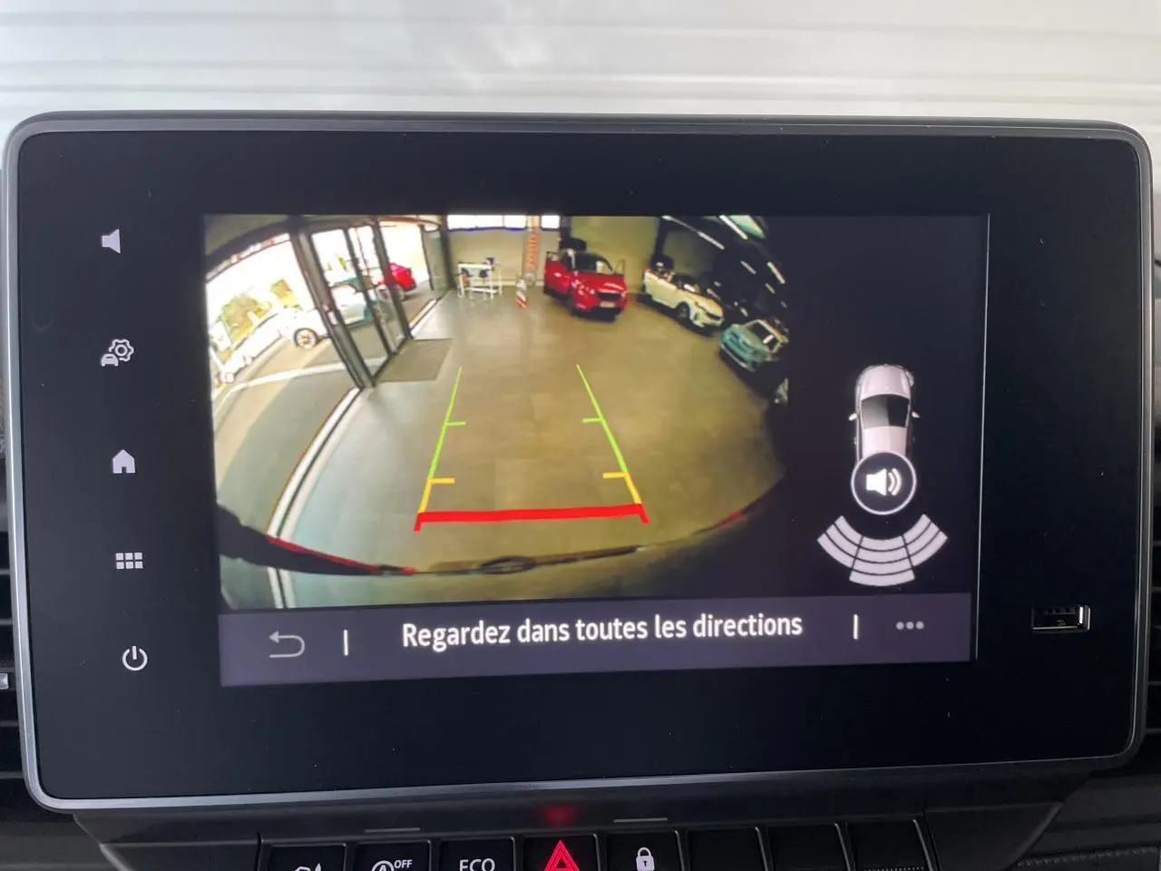 Écran multimédia montrant la caméra de recul du Renault Trafic Fourgon gris Comète en intérieur garage.