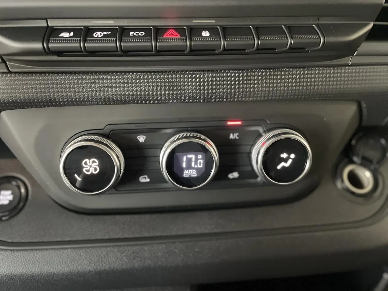 Détail du tableau de bord du Renault Trafic Fourgon 2025 montrant les commandes de climatisation automatique à 17°C.