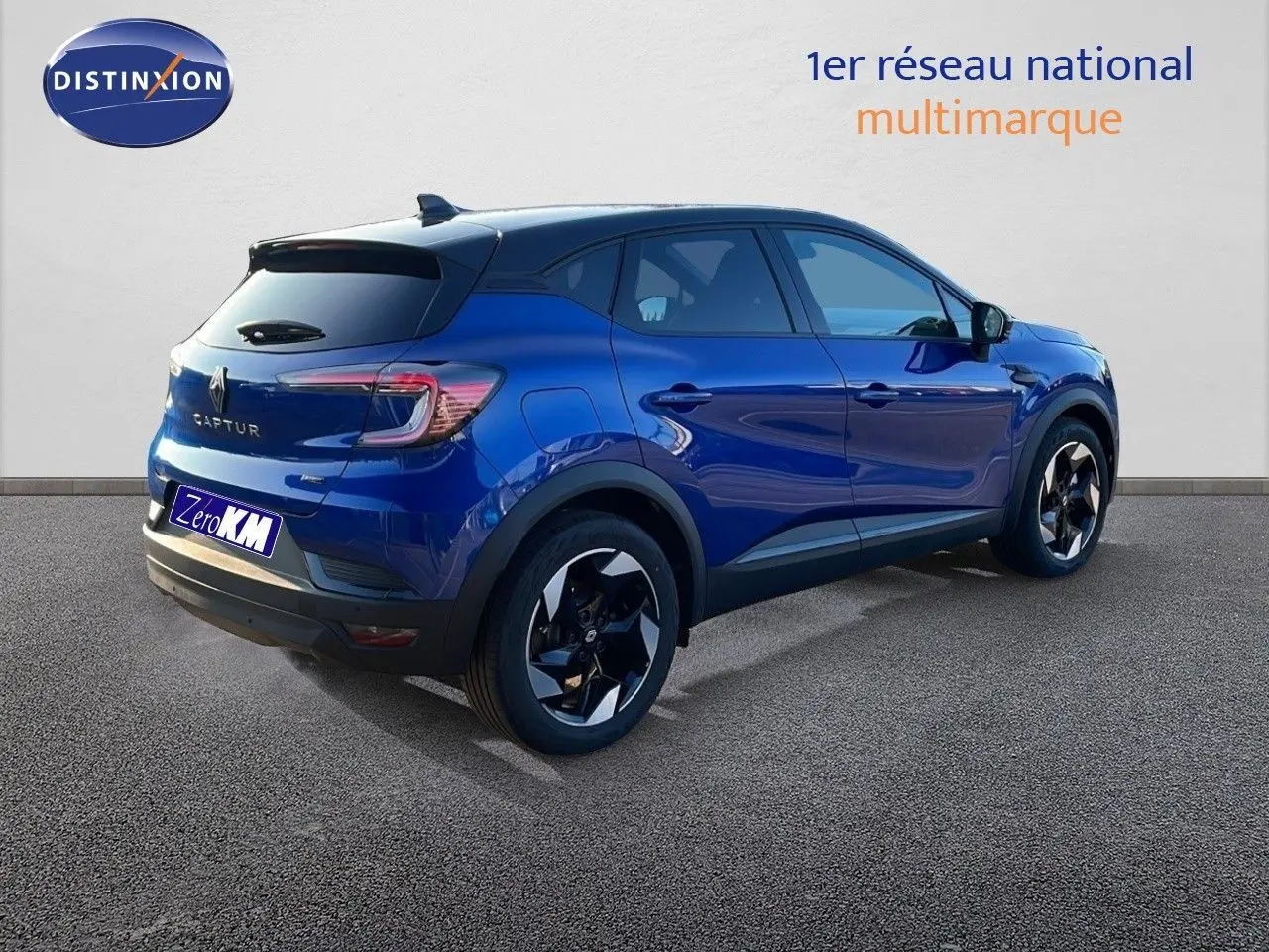Renault Captur E-Tech hybride 2025 bleu Iron Metal avec toit noir, vue 3/4 arrière côté droit.