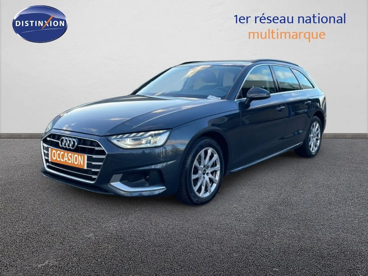 Audi A4 Avant gris Manhattan vue 3/4 avant droit, mettant en valeur ses lignes élégantes et ses jantes alliage.