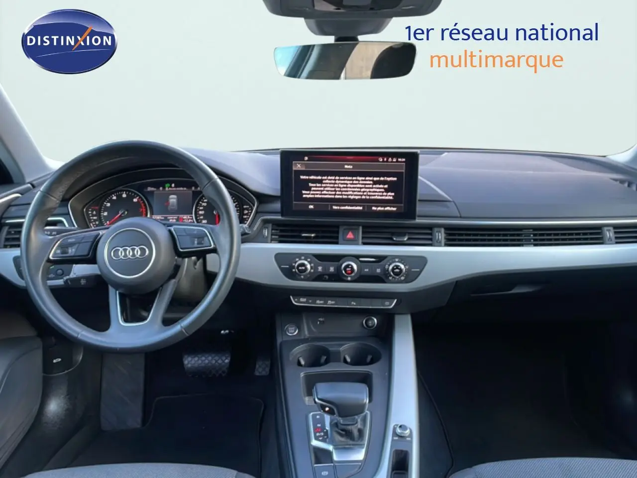 Vue intérieure de l'Audi A4 Avant 2021, tableau de bord moderne avec écran central et volant multifonction noir.