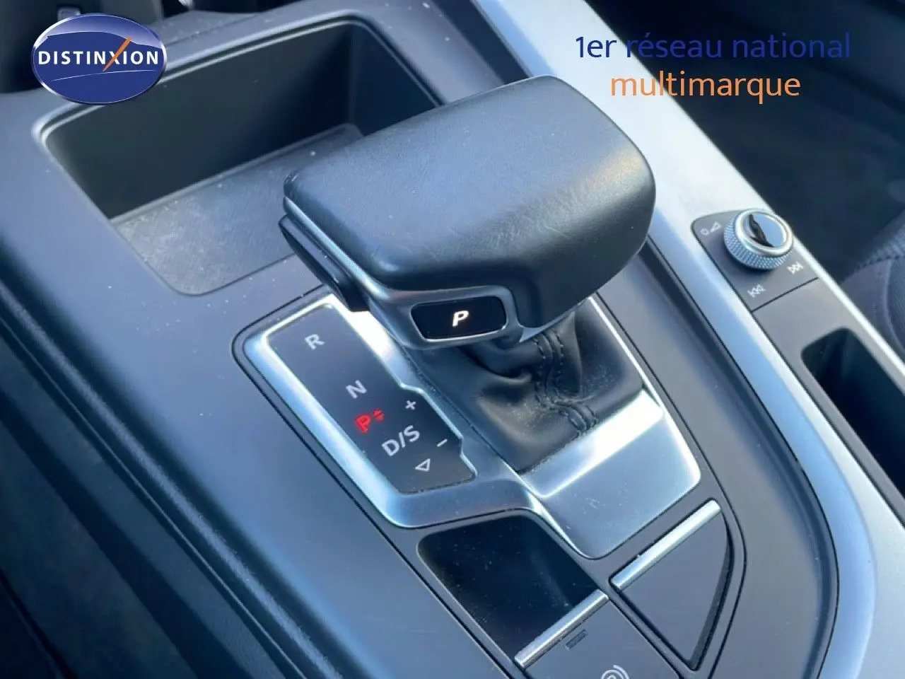 Le levier de vitesses automatique noir de l'Audi A4 Avant 35 2.0 TFSI Business Line, vue rapprochée de la console centrale.