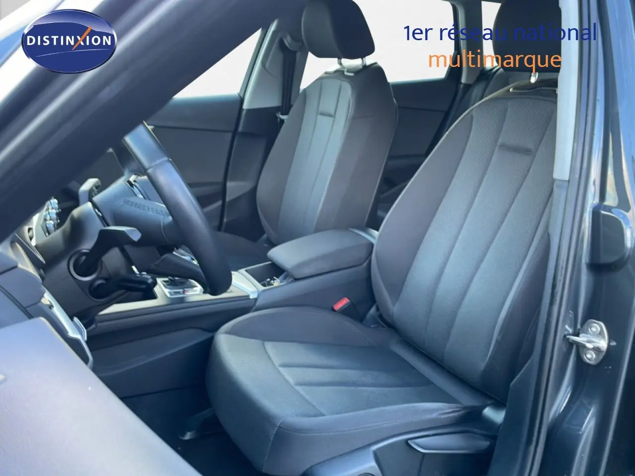 Intérieur de l'Audi A4 Avant 2021 en gris Manhattan, vue côté gauche sur les sièges avant en tissu noir.