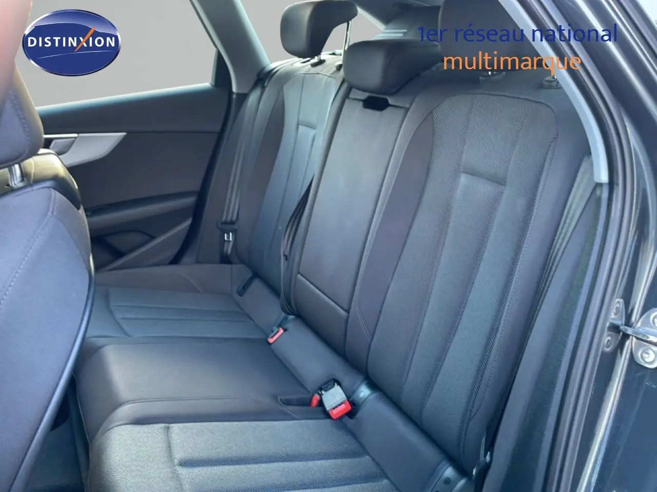 Vue intérieure côté droit des sièges arrière en tissu noir de l'Audi A4 Avant gris Manhattan de 2021.