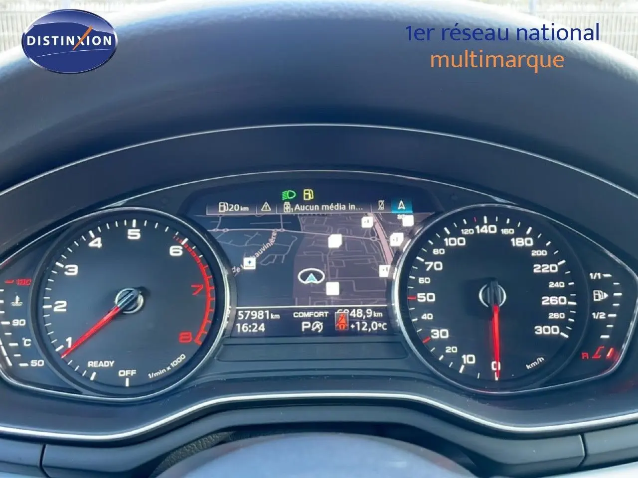 Tableau de bord numérique de l'Audi A4 Avant gris Manhattan 2021, affichant vitesse, compte-tours et navigation.