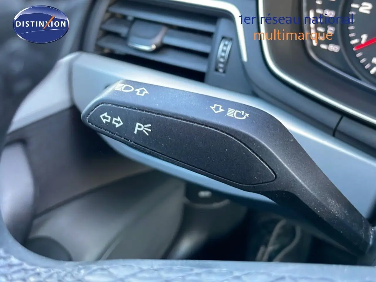 Le levier de clignotant noir en gros plan dans l'habitacle de l'Audi A4 Avant gris Manhattan de 2021.