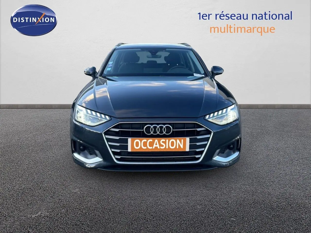 Audi A4 Avant gris Manhattan vue de face avec phares LED allumés et plaque "OCCASION" visible
