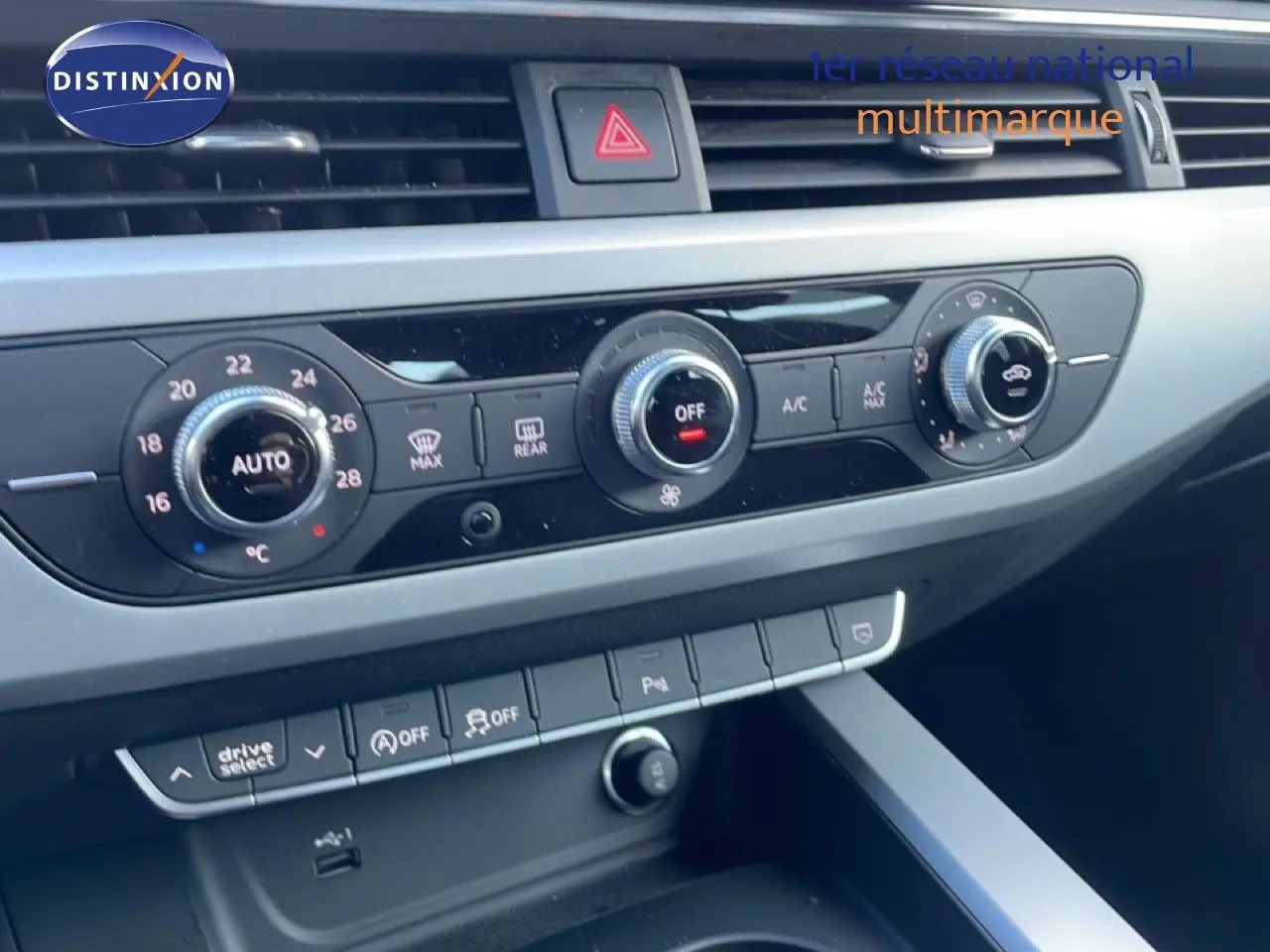 Tableau de bord de l'Audi A4 Avant gris Manhattan 2021, vue rapprochée sur la console de climatisation et les commandes.