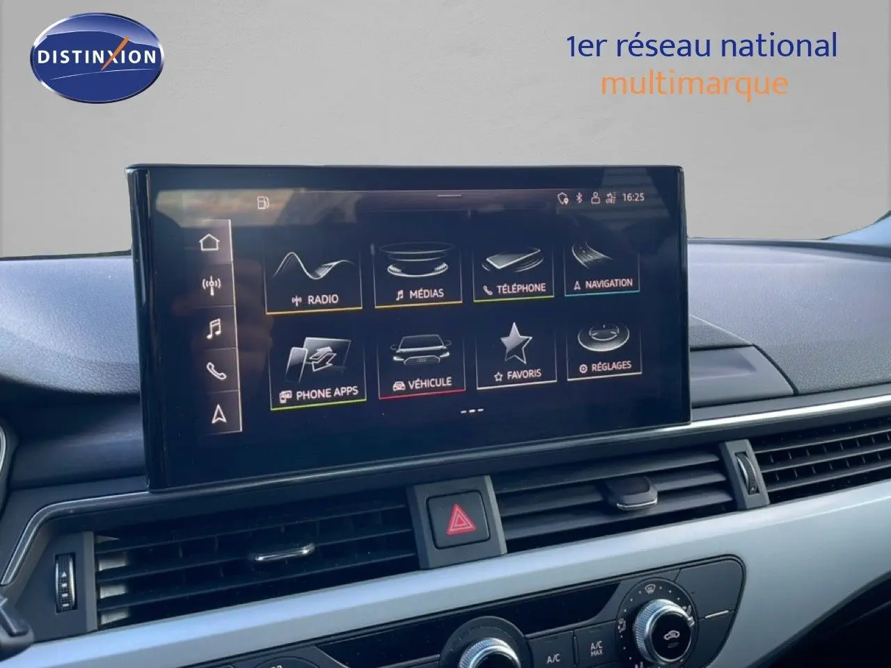 Écran tactile central affichant les options multimédias et navigation dans l'Audi A4 Avant 2021.