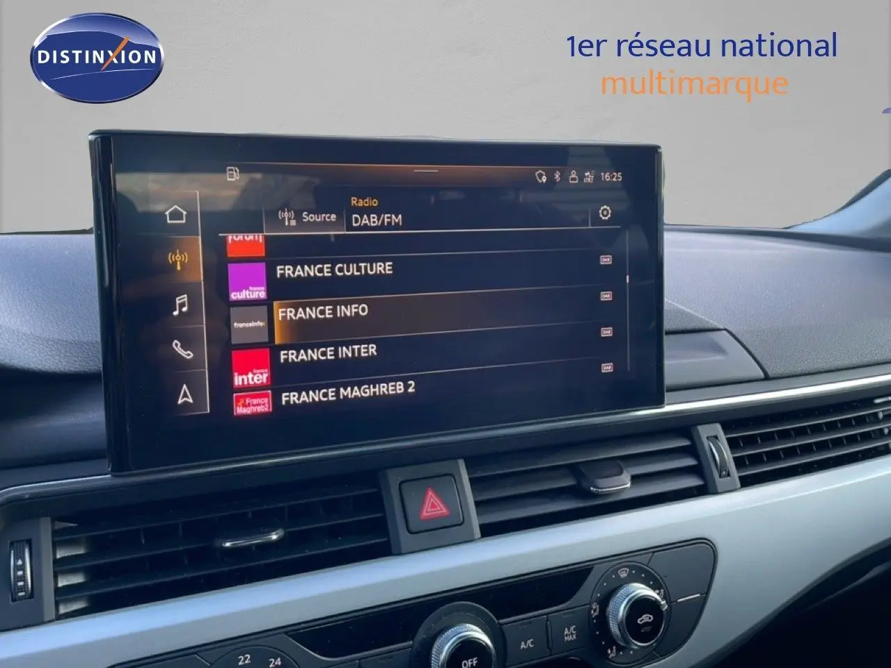 Écran tactile central affichant les stations radio dans l'habitacle d'une Audi A4 Avant 2021.