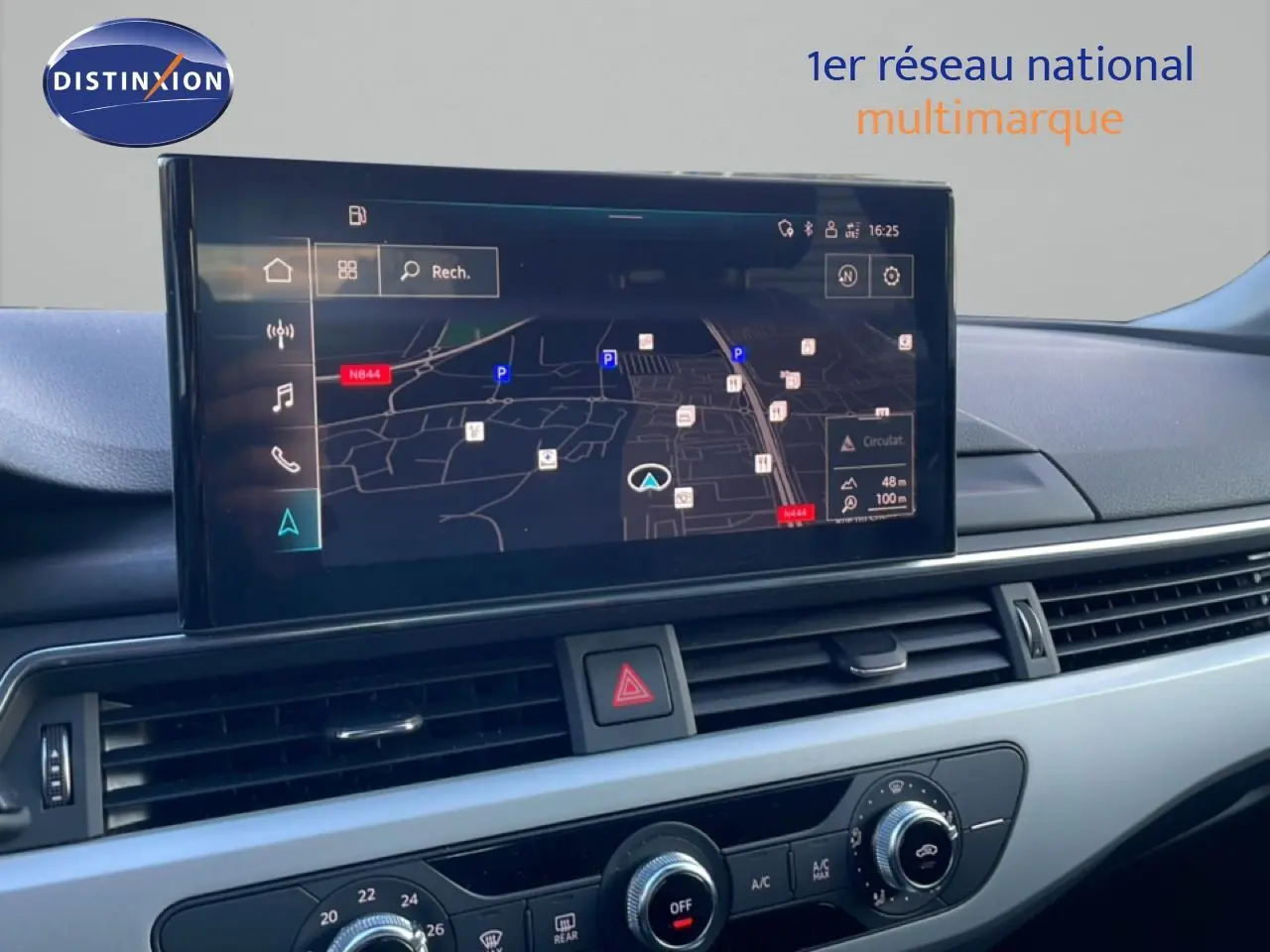 Tableau de bord de l'Audi A4 Avant gris Manhattan 2021 avec écran tactile de navigation en vue frontale.