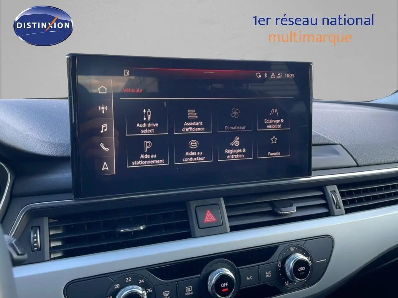 Écran tactile central affichant les options d'assistance dans l'habitacle d'une Audi A4 Avant gris Manhattan.