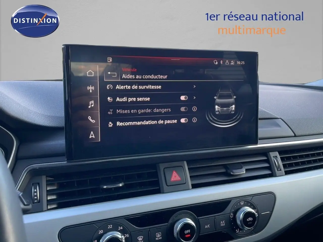 Écran central tactile affichant les aides à la conduite dans l'habitacle d'une Audi A4 Avant gris Manhattan.