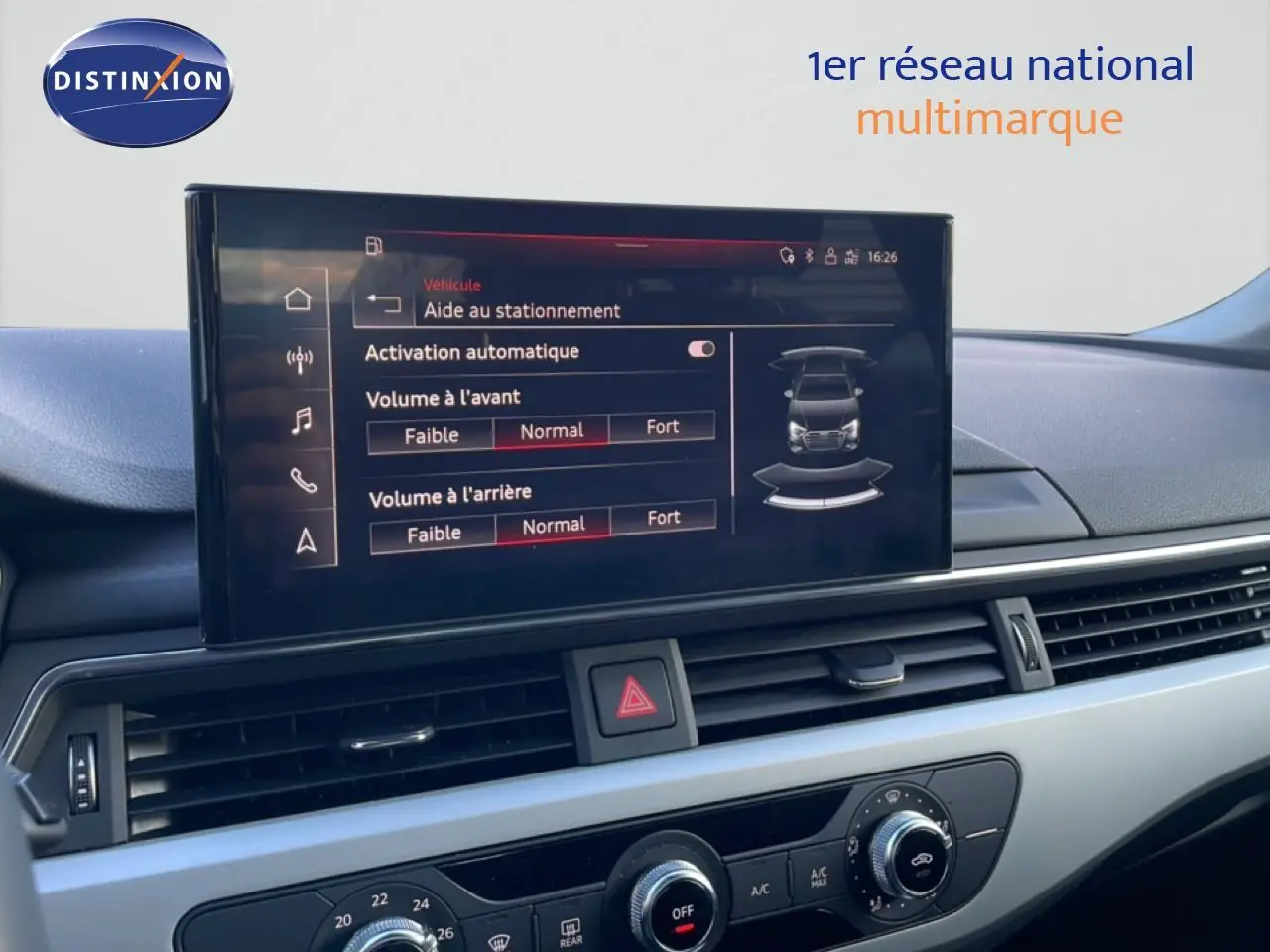 Écran central affichant l'aide au stationnement dans l'habitacle d'une Audi A4 Avant gris Manhattan vue de face.