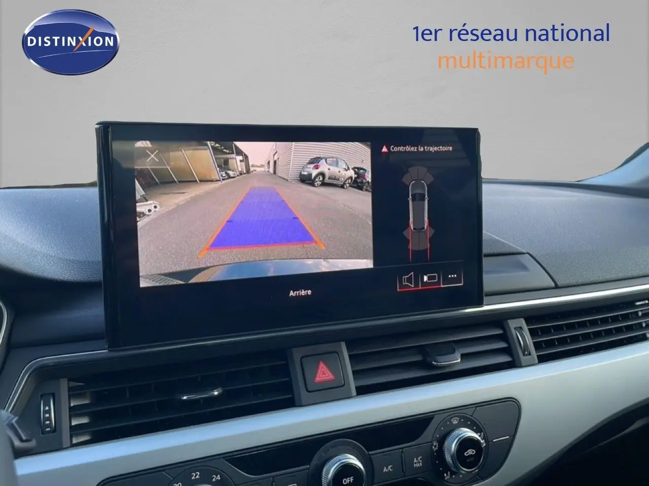 Écran central affichant la caméra de recul d'une Audi A4 Avant gris Manhattan, vue intérieure du tableau de bord.