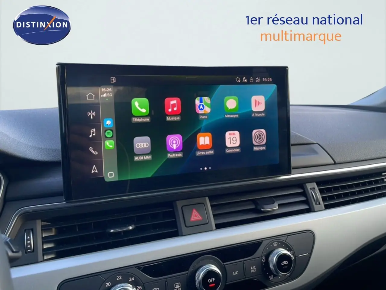 Écran tactile central affichant les applications connectées dans l'habitacle d'une Audi A4 Avant gris Manhattan, version 2021.