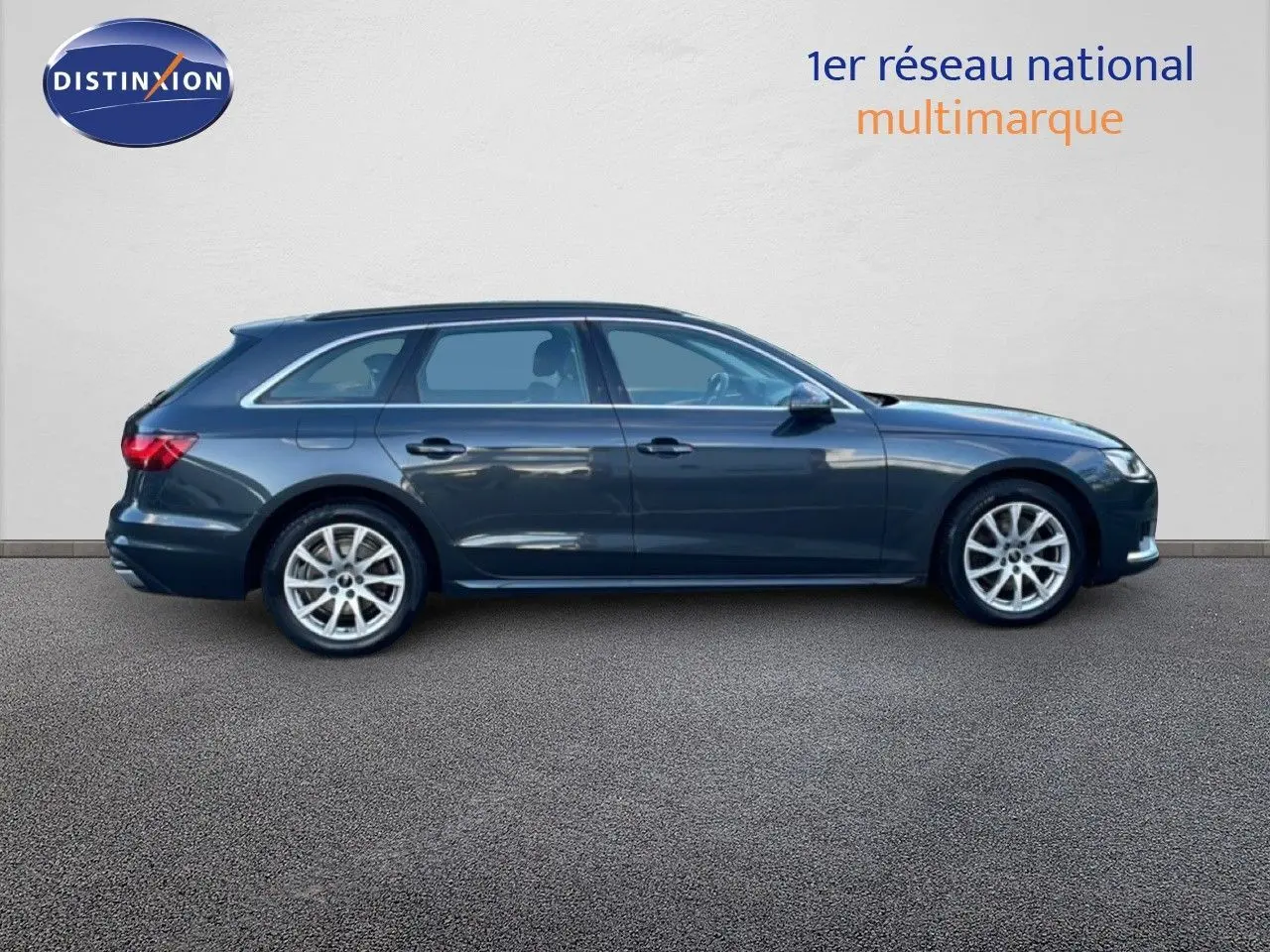 Profil droit d'une Audi A4 Avant gris Manhattan 2021, break élégant aux jantes alliage et lignes fluides.